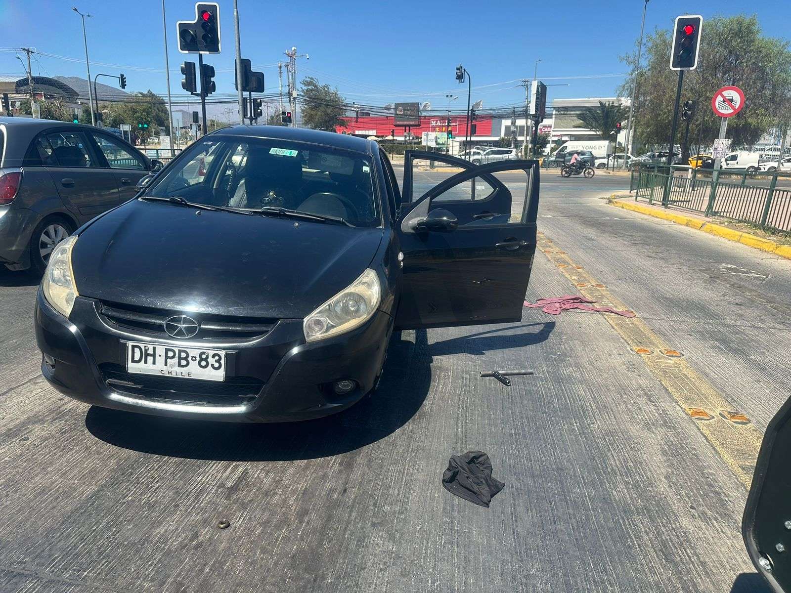 Robaron un vehículo y amenazaron con un arma de fuego a carabineros.
