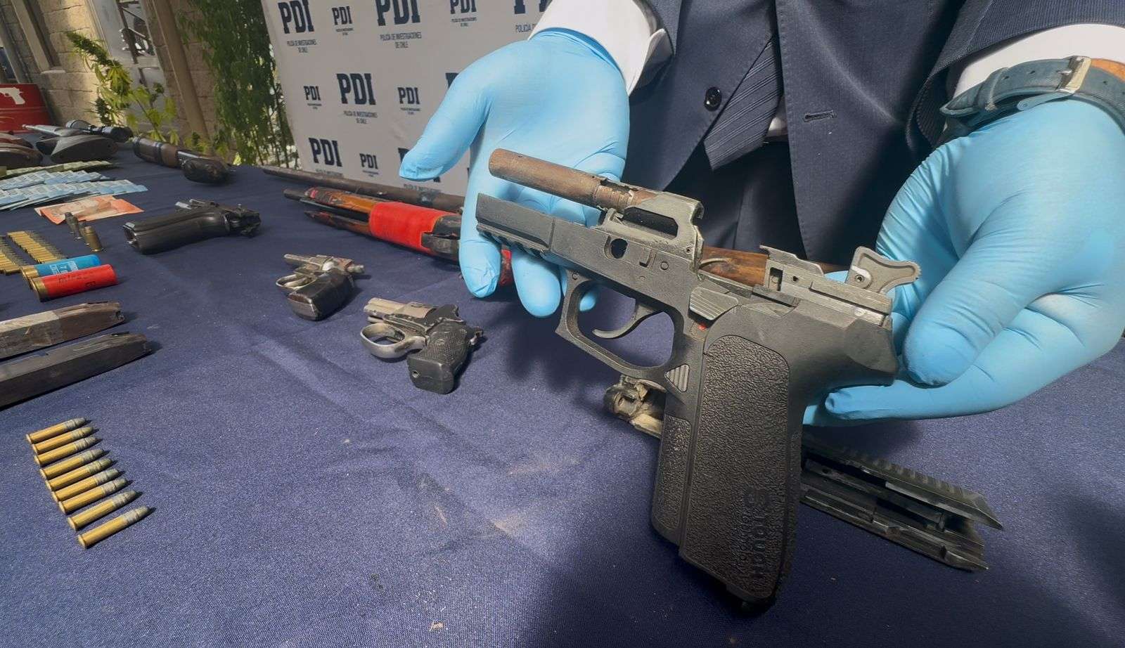 Detienen a tres hermanos en Rancagua por posesión de armas de fuego, amenazas y tenencia de droga.