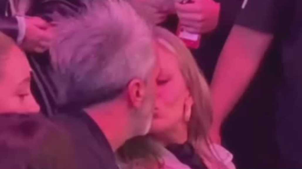 ¡La sorprendieron de igual manera! Captan a Marcela Vacarezza «desquitándose» por el beso de Rafa Araneda y Karen Doggenweiler.