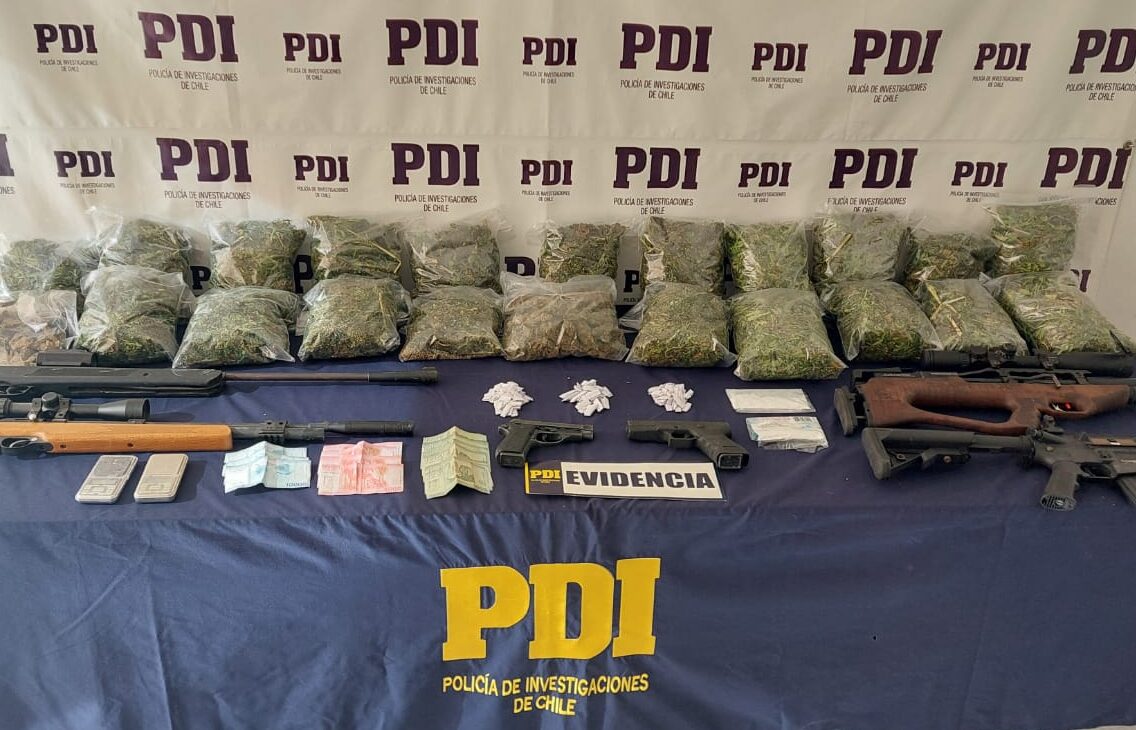 Detenidos tres traficantes en Parral: PDI confiscó 12 kilos de drogas y armas.