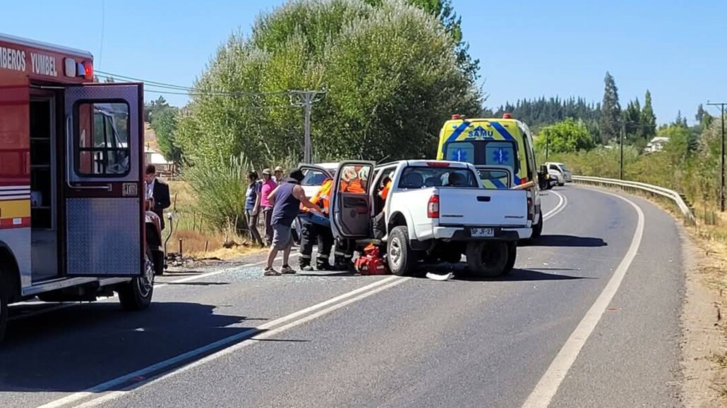 Mujer muere en Yumbel tras choque frontal entre camioneta y automóvil: viajaba con su pareja y dos niñas.