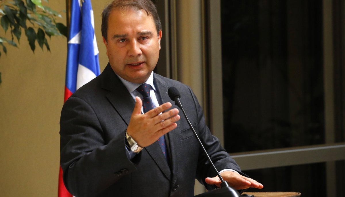 El diputado Sauerbaum insta al ministro Marcel a no «comprometer su prestigio por defender» a Martínez en la Dipres.