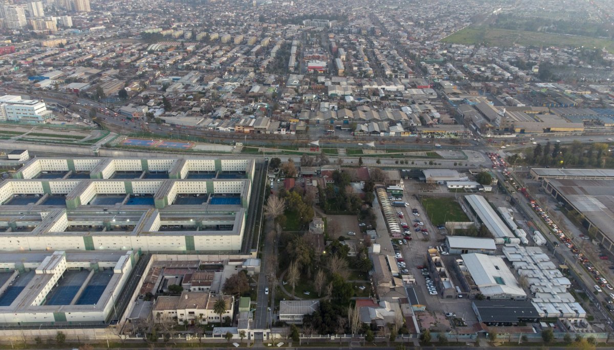 Corte de Apelaciones considera inadmisible el recurso presentado por Desbordes para detener la construcción de una nueva cárcel en Santiago.