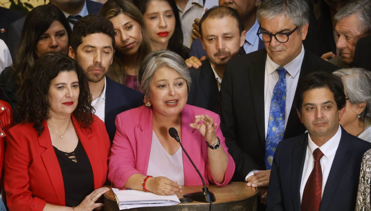 La ministra Jara descarta sus candidaturas presidenciales y afirma que su prioridad es la implementación de la reforma de pensiones.