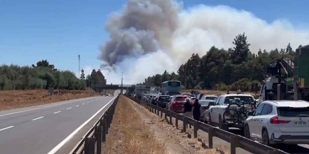 Incendio forestal provoca el cierre de la Ruta 5 Sur en La Araucanía: las llamas amenazan a los conductores.