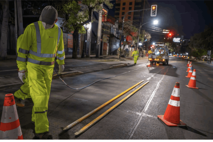 Providencia se alista para el regreso a clases con señalizaciones viales.