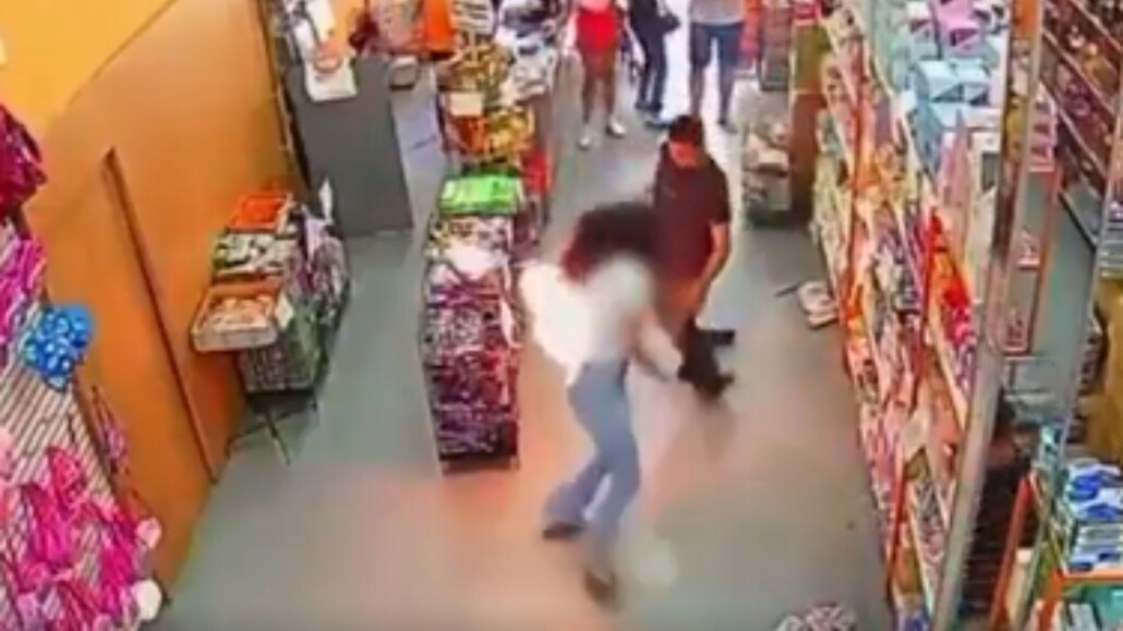 Celular estalla en el bolsillo trasero de una mujer mientras realiza compras, provocándole graves quemaduras: ingresó al hospital en Brasil.
