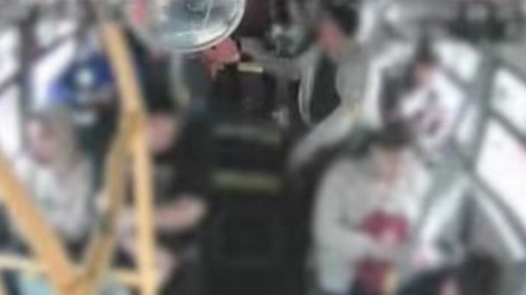 Detienen a pareja tras violento asalto: Apuñalaron a un pasajero de microbús que solicitó bajar el volumen de la música.