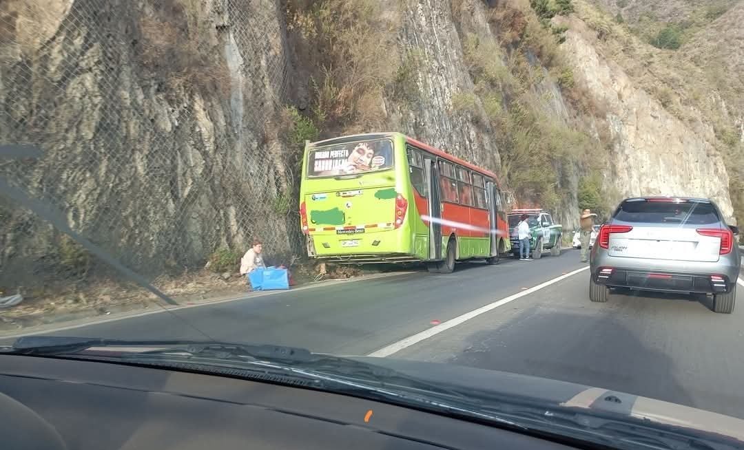 Pasajeros de microbús experimentaron momentos de terror al chocar contra la ladera de un cerro en Valparaíso: estuvieron a punto de caer por un barranco.