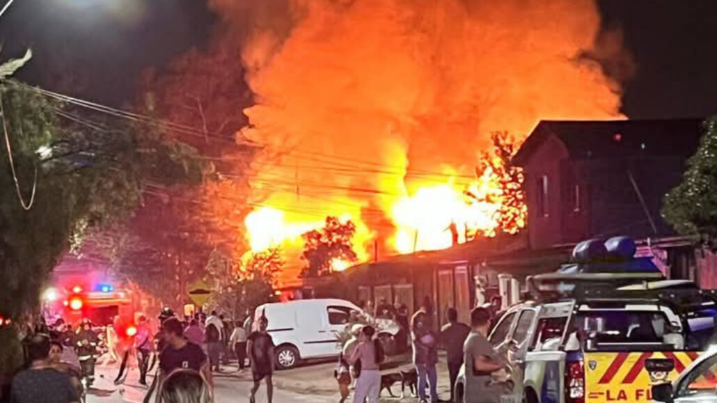 Falla eléctrica causa la destrucción de cuatro viviendas y deja seis heridos en La Florida.