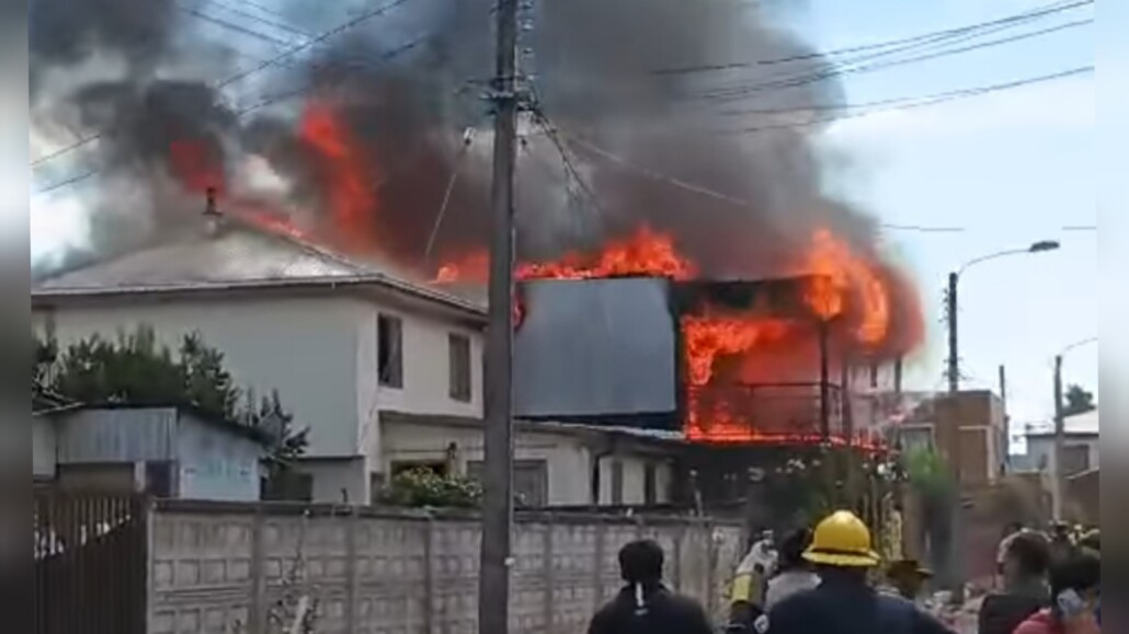 Gran incendio moviliza a los bomberos en la comuna de Angol.