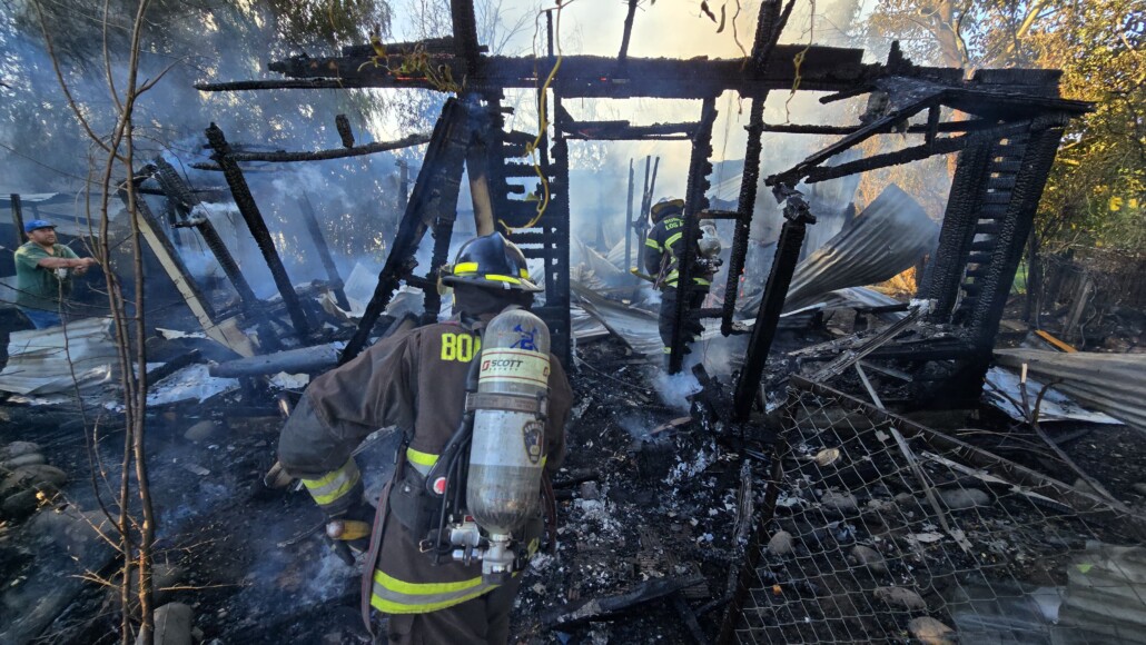Incendio violento daña dos casas en zona rural de Los Ángeles: La presencia de vehículos de curiosos dificultó la labor de los Bomberos.