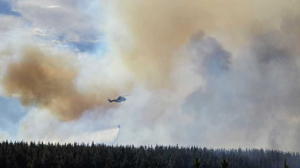 Declaran “Alerta Roja” en Los Ángeles debido a un incendio forestal descontrolado.