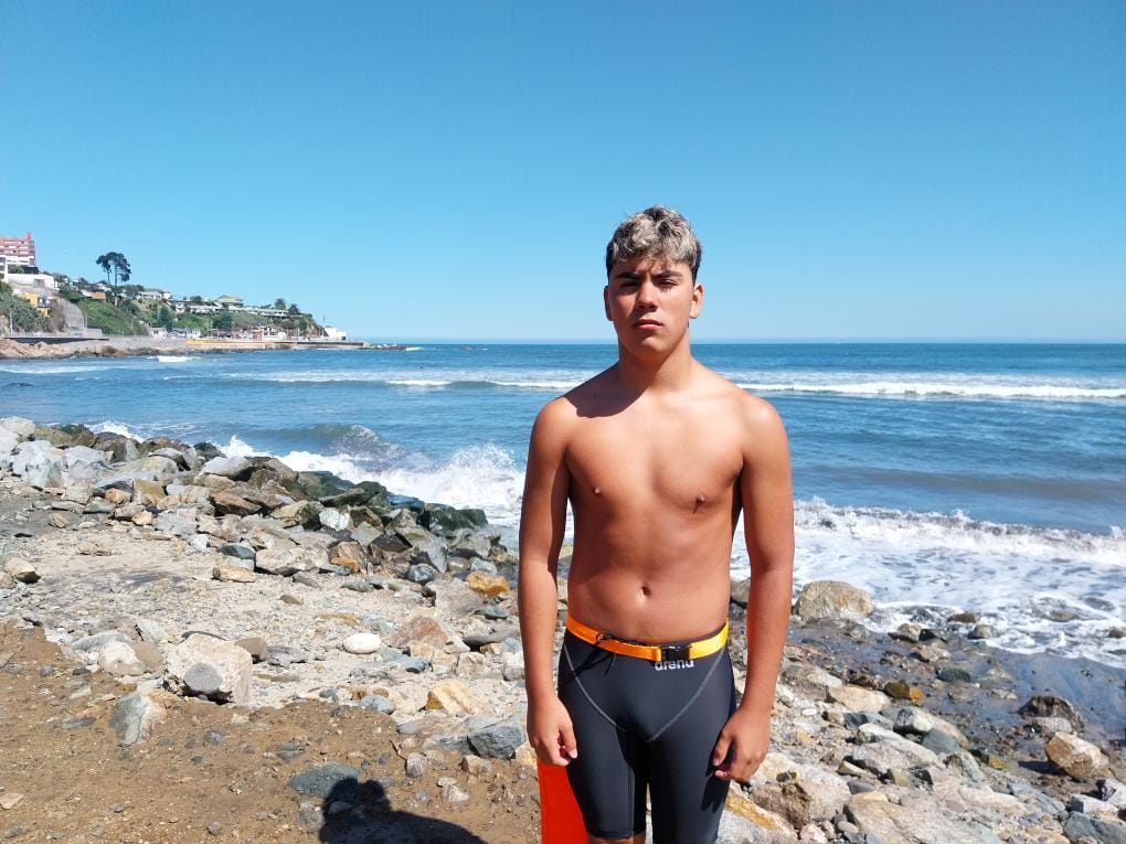 Nadador de Talca supera desafíos en aguas complicadas.