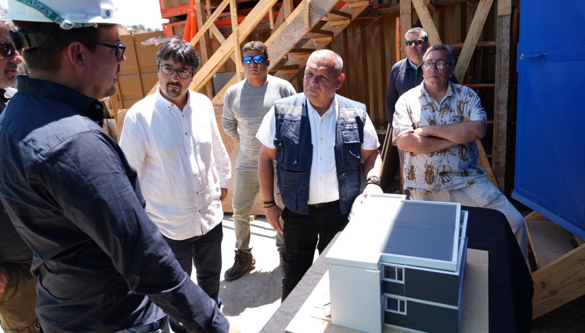 El gobernador Mundaca enfatiza a La Moneda la necesidad de acelerar la reconstrucción tras el megaincendio.