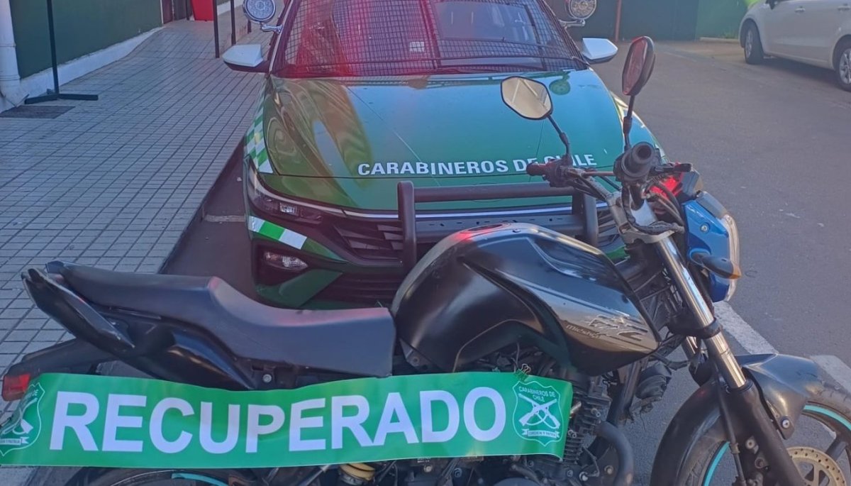 Carabineros arrestan a dos hombres que circulaban en motocicleta con número de placa y chasis alterados en Concón.