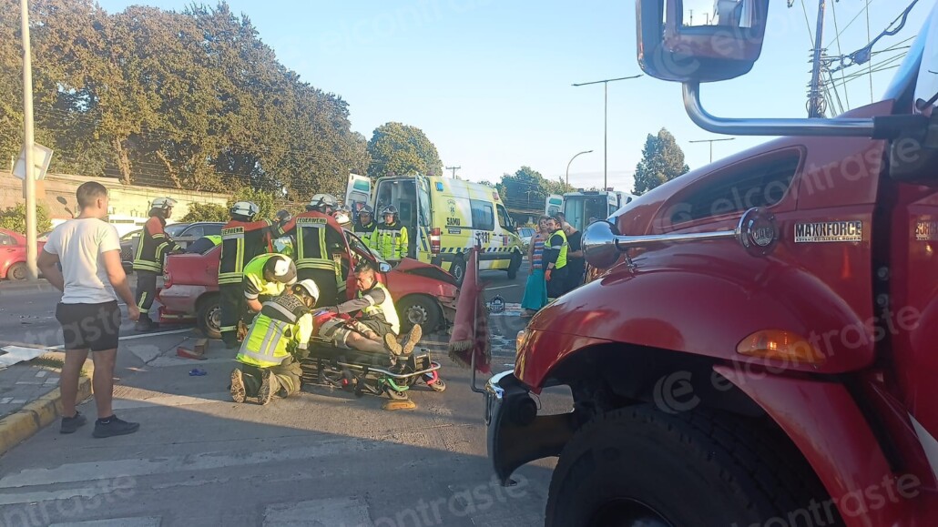 Accidente brutal entre dos vehículos deja heridos en Los Ángeles.
