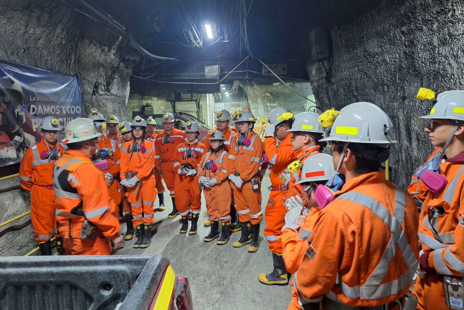 Estudiantes de liceos técnicos realizan una visita a los procesos de la mina subterránea de la División El Teniente.