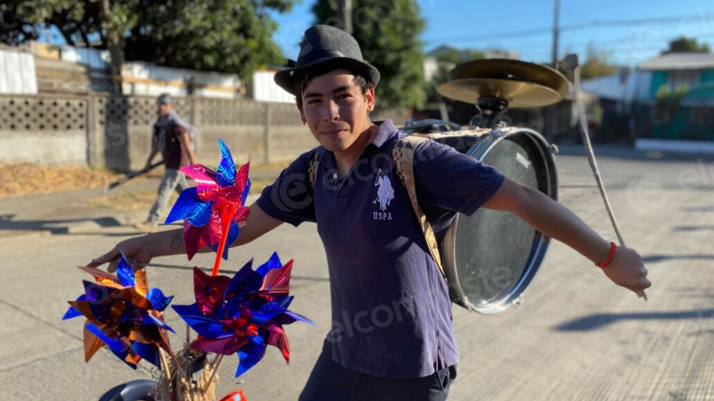 De Santiago a Los Ángeles: Un joven chinchinero comparte su música en una ciudad que lo acoge con nostalgia.