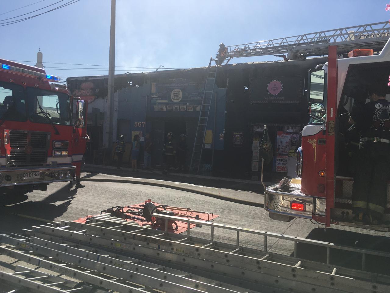 Sin heridos, incendio que impactó a locales comerciales en San Bernardo.