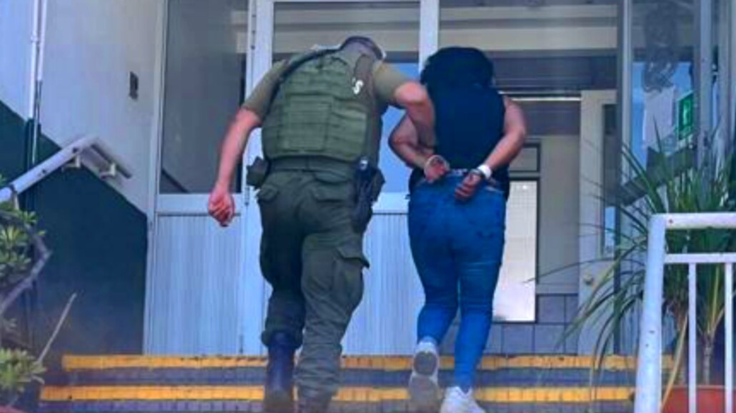 Detienen a una mujer por intentar robar en la Cámara de Comercio de Los Ángeles.