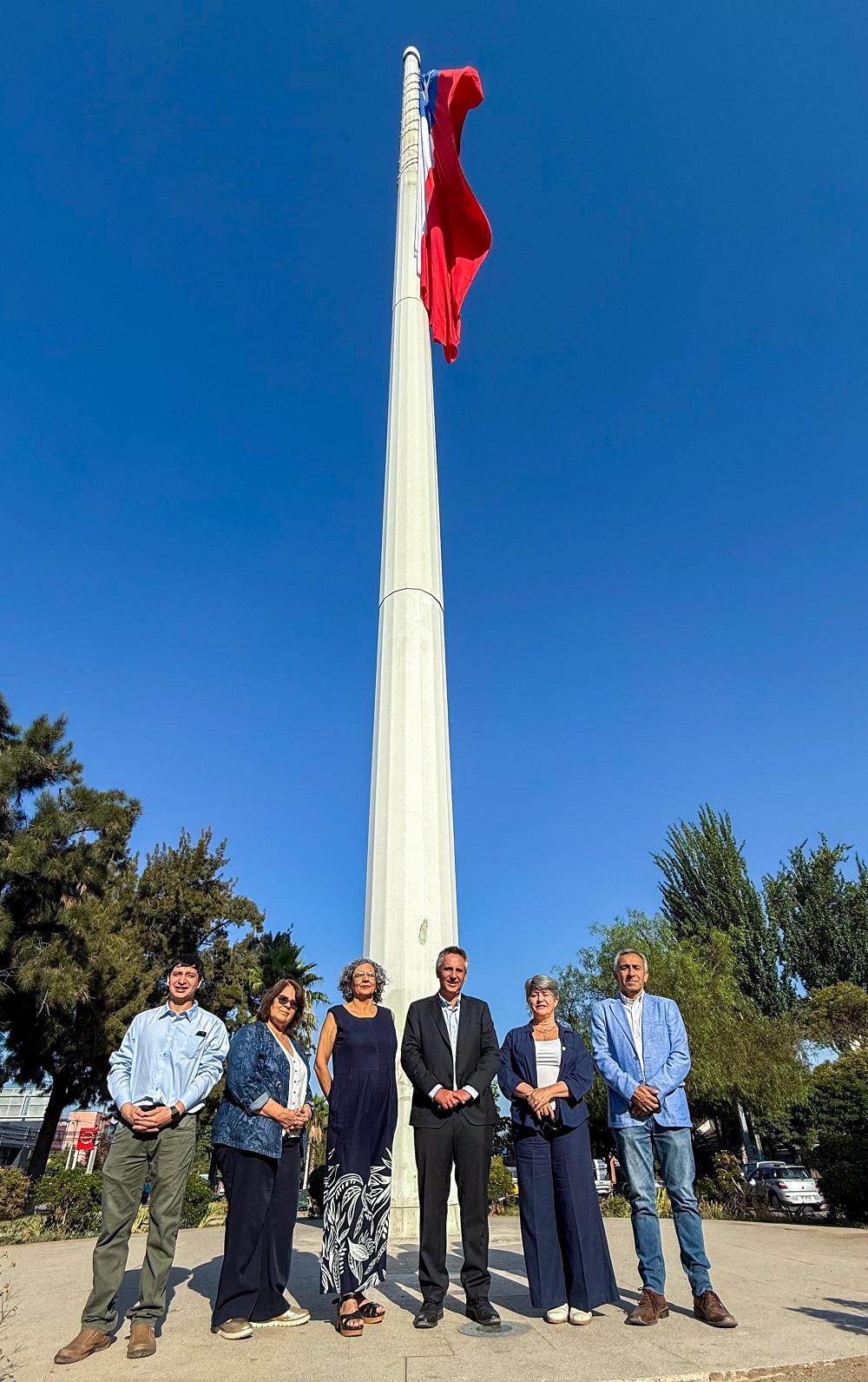 La Bandera Bicentenario vuelve a ondear en Rancagua en un día significativo para Chile.