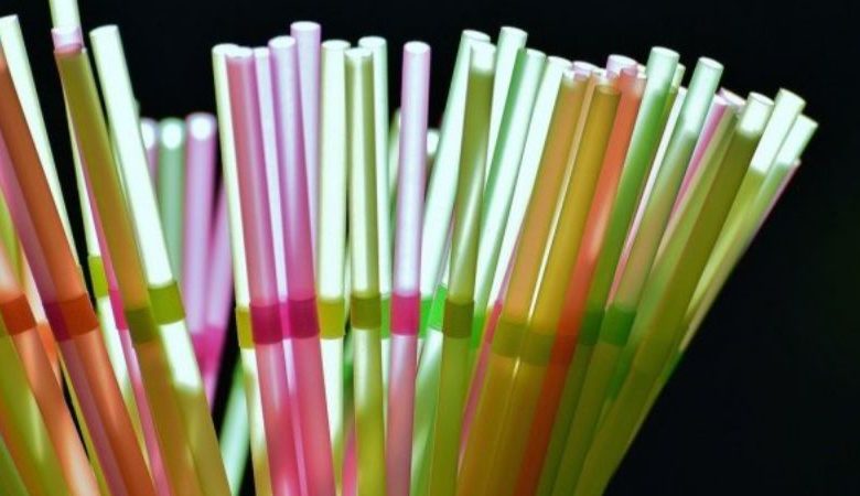 Trump reestableció el uso de bombillas de plástico.