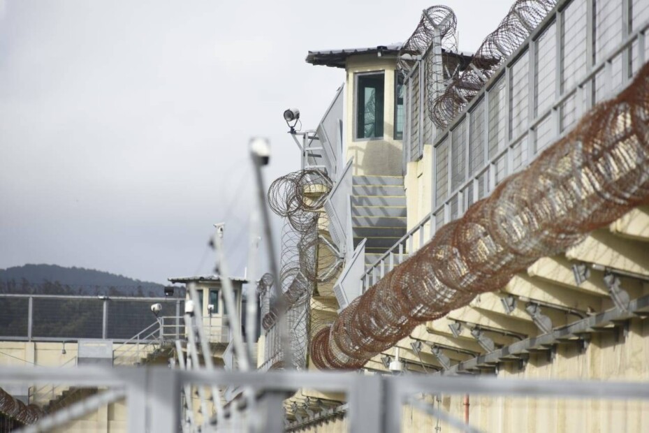 La mudanza de reos de la Región Metropolitana al Biobío suscita críticas entre las autoridades.