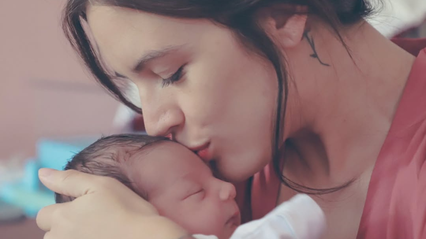 Camila Vallejo celebra el nacimiento de su segundo hijo y lo compartió en redes sociales.