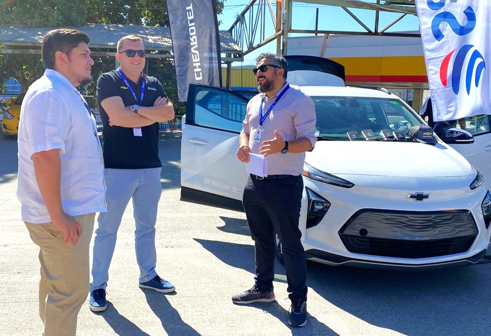 Éxito en la exhibición de vehículos eléctricos y pruebas de manejo para colectivos rurales en la Terminal Rodoviaria de Rancagua.
