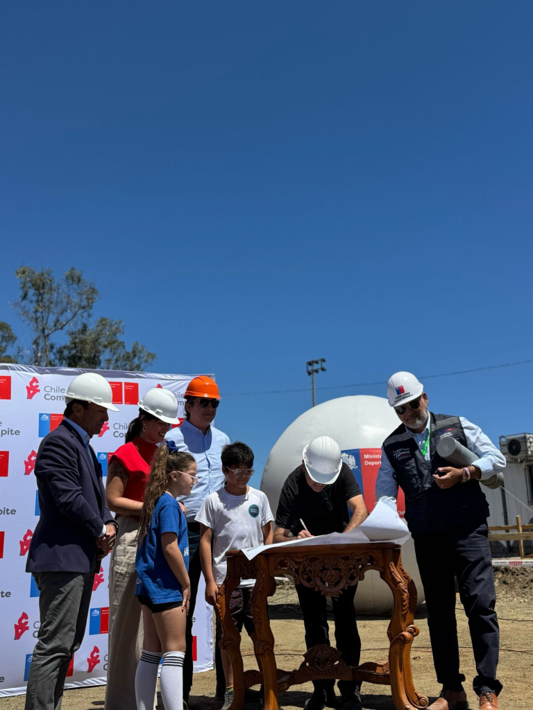Se coloca la primera piedra del Centro Polideportivo Elige Vivir Sano en Pichilemu.
