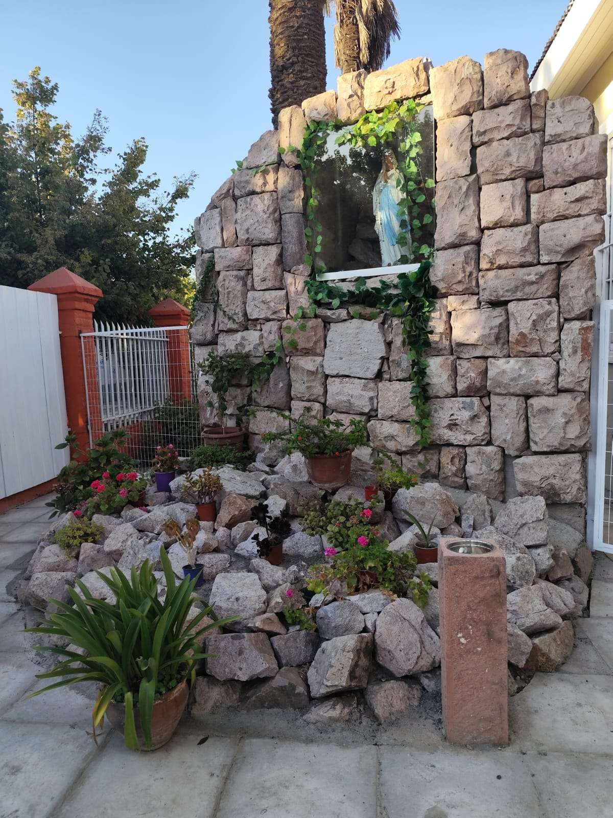 La ciudad se está preparando para la fiesta de Nuestra Señora de Lourdes.