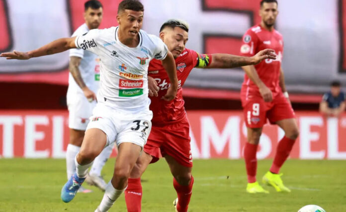 Ñublense fue eliminado y la afición exige la salida de Arrué.