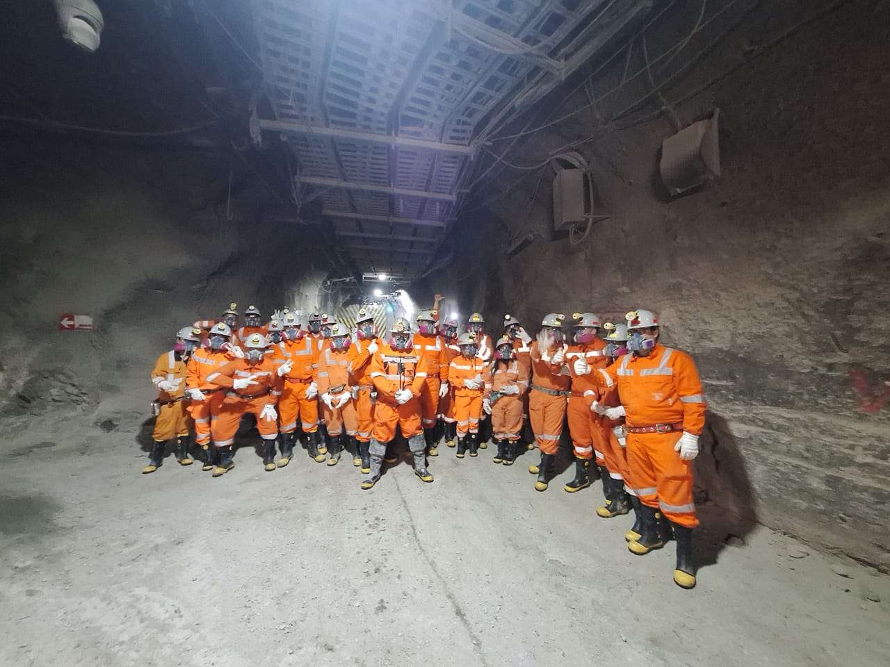 Estudiantes exploran la gran minería subterránea y finalizan exitosamente sus prácticas en la División El Teniente.