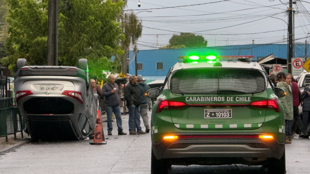 Accidente de volcado cerca de la Vega Techada de Los Ángeles causa lesiones a dos adultos y un menor.