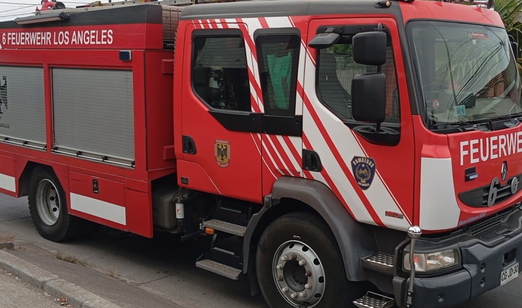 Dos heridos como resultado del choque de un vehículo contra una barrera de contención en Los Ángeles.