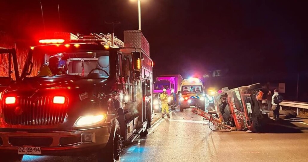 Tres personas resultan heridas en una colisión por alcance seguida de un volcamiento en Mulchén.