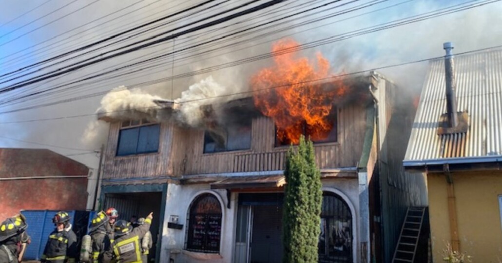 Incendio en Malleco destruye dos viviendas y deja a una adulta mayor con lesiones.