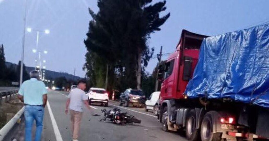 Motociclista fallece tras colisionar con las barreras de contención en la Ruta 5 Sur.