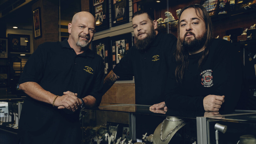 «Llama a un experto», famoso de «El Precio de la Historia», arribó a Chile y le hizo una propuesta de matrimonio a su pareja.