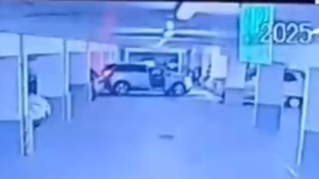 Hombre asesinado a balazos frente a un niño de 10 años en el estacionamiento de un edificio en Santiago.