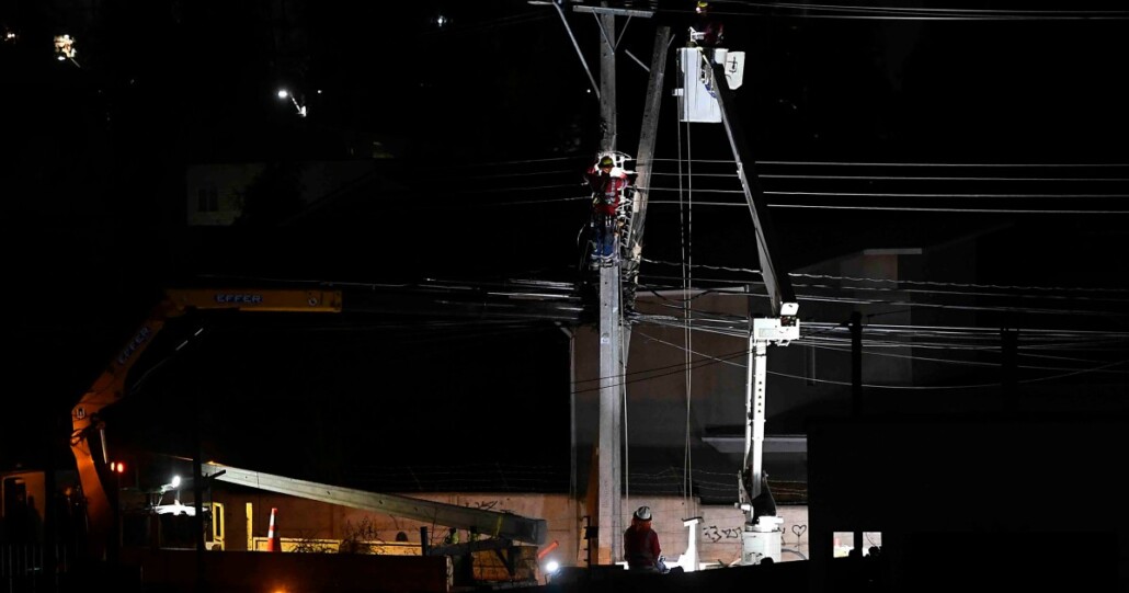 Una vecina solicitó a un hombre que reparara su suministro eléctrico: él subió a un poste y murió electrocutado en Macul.