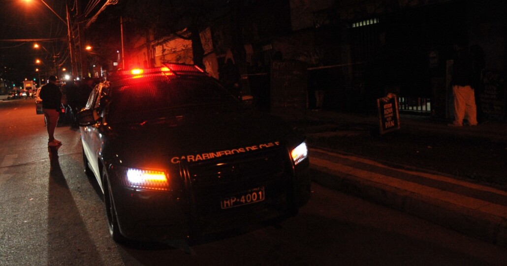 Violenta pelea en una plaza de Ñuñoa culminó con una persona muerta tras ser apuñalada en el cuello.