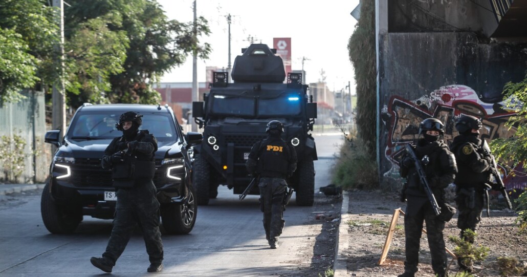 Arrestan al padre de un famoso cantante urbano por narcotráfico en Talca.