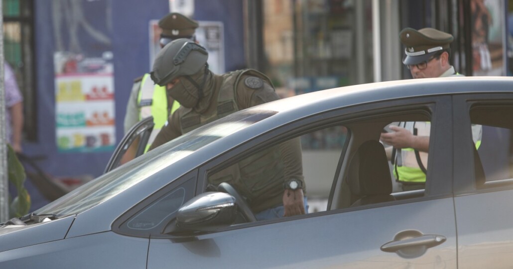 Disparan a un conductor que intentó embestir a un sargento de Carabineros durante una fiscalización en La Pintana.