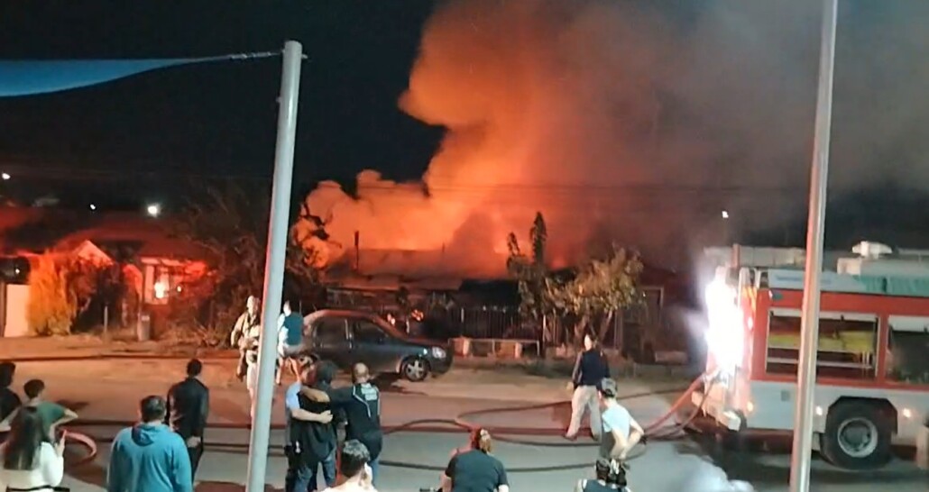 Un incendio arrasó una casa en Nacimiento y causó daños en otra.