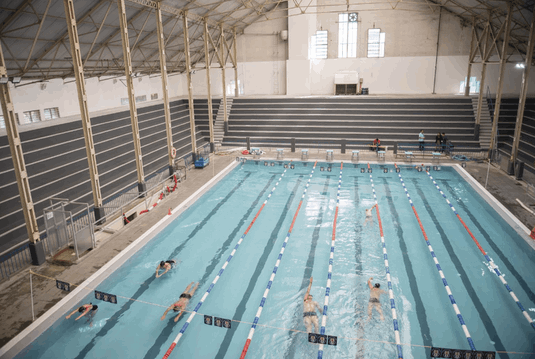 La Universidad de Chile reinauguró la piscina escolar después de realizar mejoras.