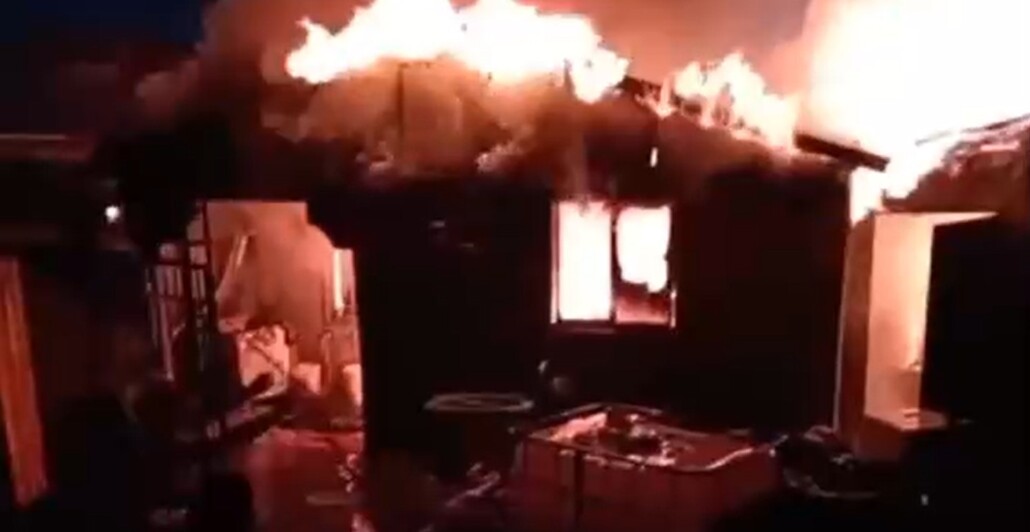 Familia pierde la vida en un violento incendio en un campamento de Cerrillos: Dos niños están entre las víctimas.