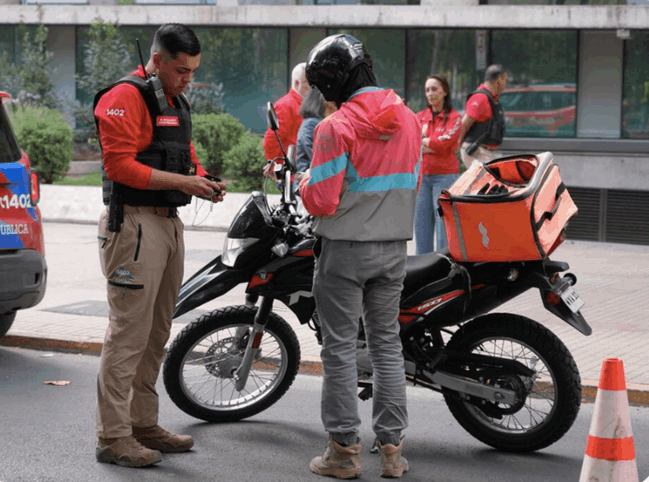 Las Condes aumenta la seguridad mediante controles de vehículos.