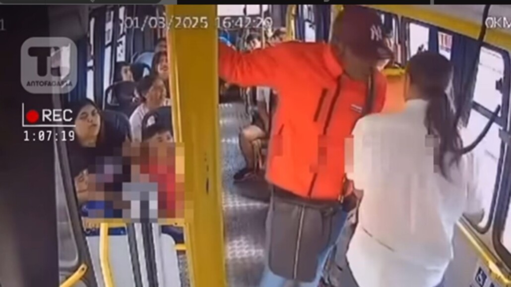 Pasajero agredió y amenazó de muerte al conductor de un micro: Mujeres y niños aterrorizados por la violenta agresión en Antofagasta.